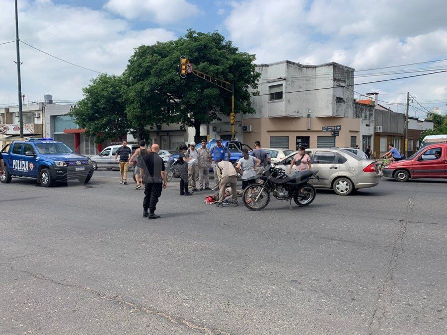 Uno de los motociclistas se desvaneció sobre el pavimento tras el impacto.