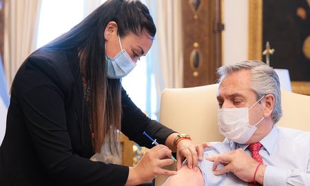 La aplicación de la dosis de refuerzo al jefe de Estado se da en momentos en que empezaron a asignarse los turnos a los ciudadanos para recibir una tercera inyección. La aplicación de la dosis de refuerzo al jefe de Estado se da en momentos en que empezaron a asignarse los turnos a los ciudadanos para recibir una tercera inyección.