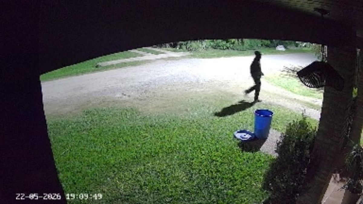 La imagen de la cámara de seguridad que muestra al sujeto escapando por las calles del country La Tatenguita.