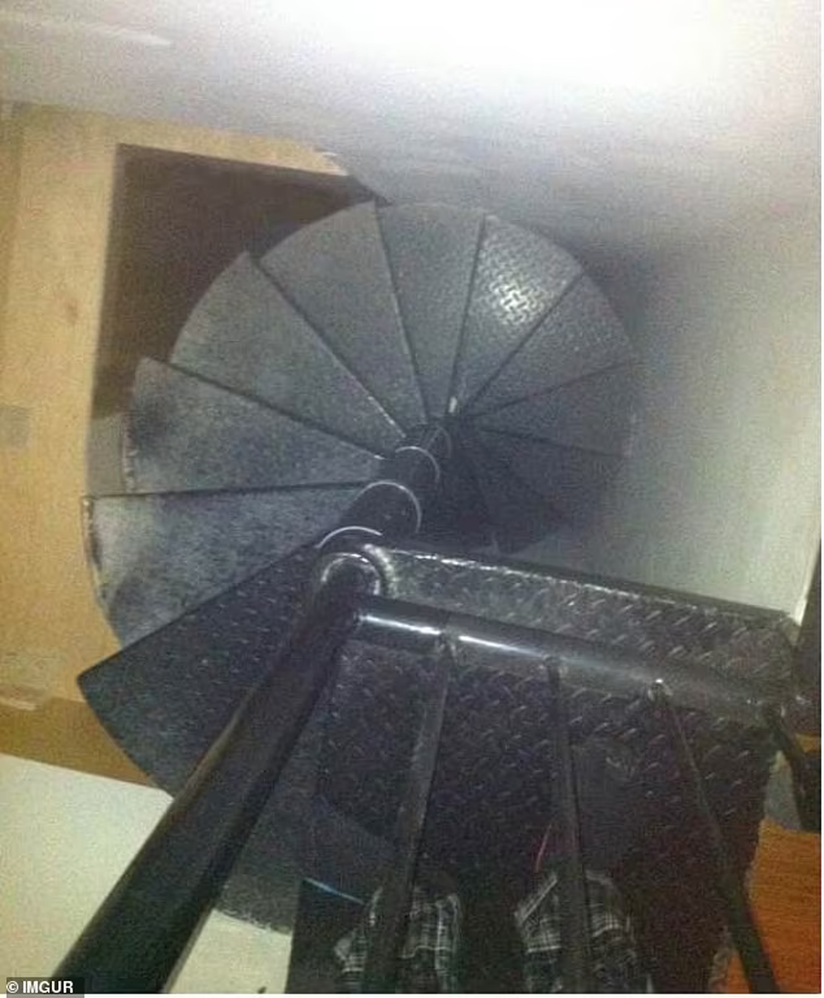 Una escalera oculta fue revelada accidentalmente.