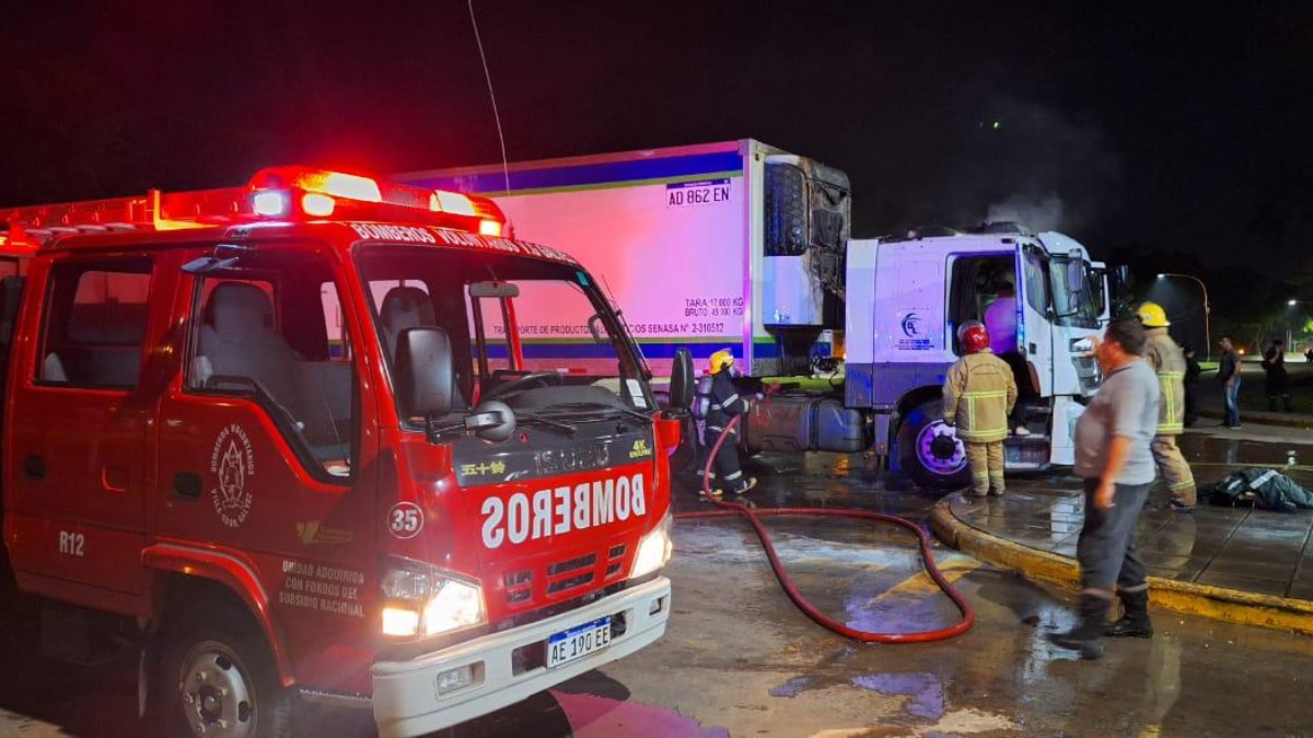 Bomberos de Villa Gobernador Gálvez arribaron rápidamente al lugar del ataque y lograron extinguir el incendio. Bomberos de Villa Gobernador Gálvez arribaron rápidamente al lugar del ataque y lograron extinguir el incendio. 