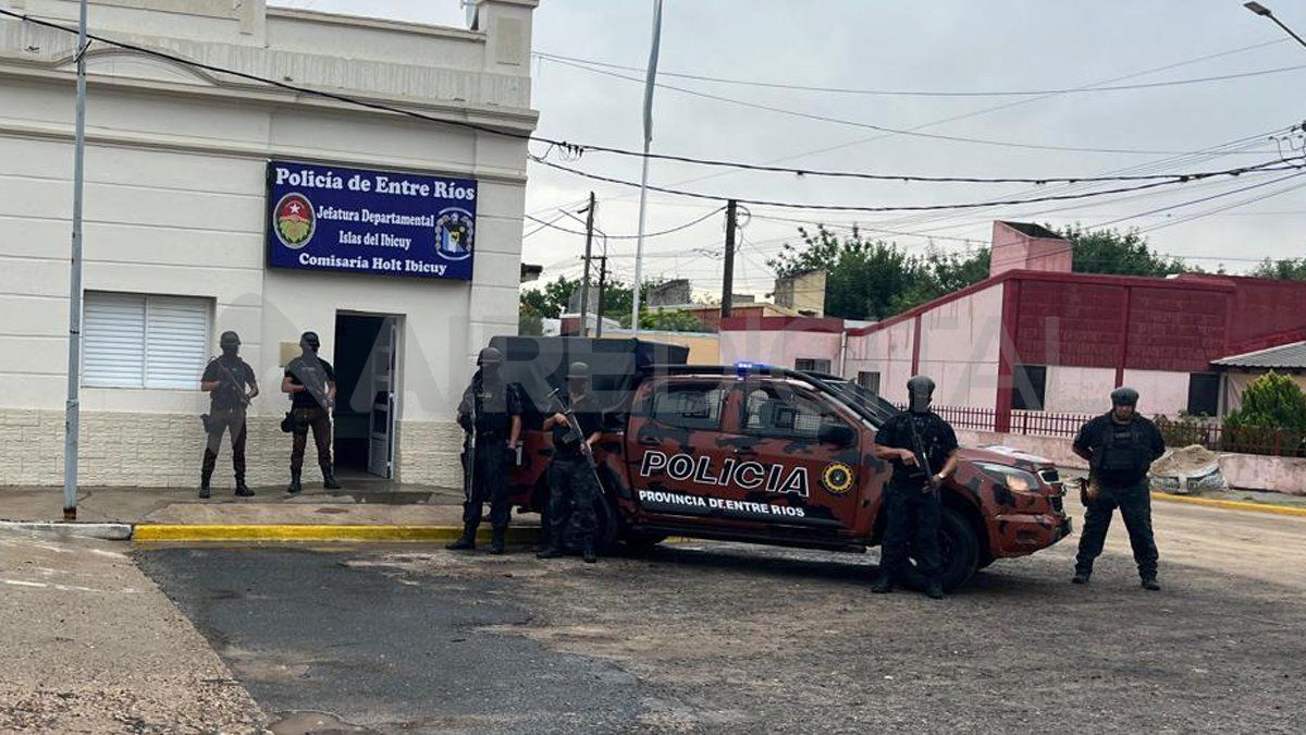 El Ministerio de Seguridad de Entre Ríos reforzó la custodia de la comisaría de Ibicuy, ante la posibilidad de un ataque a esa dependencia para rescatar a la hija de un jefe narco boliviano. El Ministerio de Seguridad de Entre Ríos reforzó la custodia de la comisaría de Ibicuy, ante la posibilidad de un ataque a esa dependencia para rescatar a la hija de un jefe narco boliviano.
