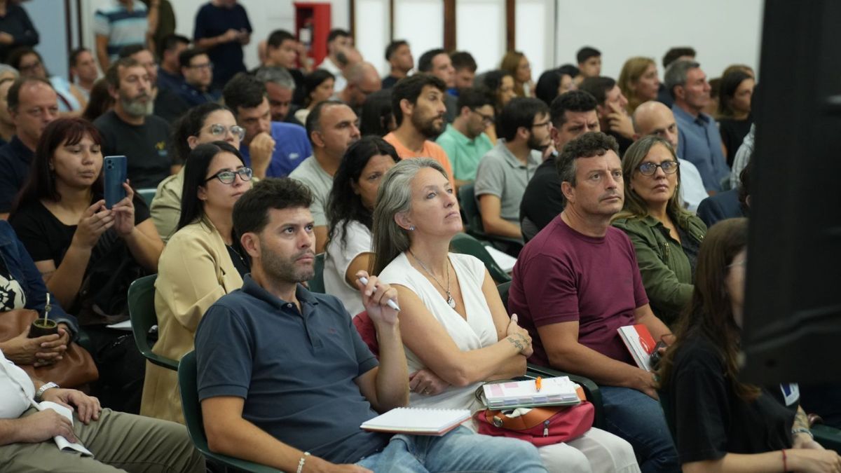 Se trata de una herramienta que busca democratizar el acceso a las compras públicas, ampliar la base de oferentes y fortalecer la transparencia en el uso de los recursos públicos. Se trata de una herramienta que busca democratizar el acceso a las compras públicas, ampliar la base de oferentes y fortalecer la transparencia en el uso de los recursos públicos.