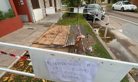 Vecinos de barrio Alvear apelan a la ironía para reclamar respuestas urgentes por un socavón. Vecinos de barrio Alvear apelan a la ironía para reclamar respuestas urgentes por un socavón.