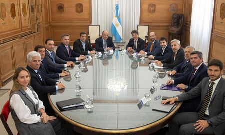 Pullaro destacó que “venimos a conocer la propuesta del Gobierno nacional camino al Pacto de Mayo. Pullaro destacó que “venimos a conocer la propuesta del Gobierno nacional camino al Pacto de Mayo.