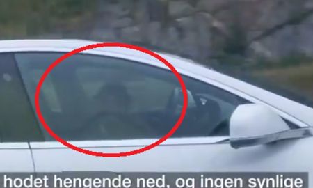 El conductor quedó dormido mientras el automóvil se estaba desplazando. El conductor quedó dormido mientras el automóvil se estaba desplazando.
