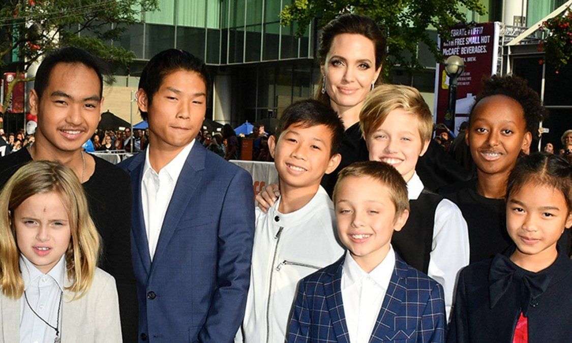 Si bien su divorcio no está terminado, ambos fueron declarados legalmente solteros en 2019. Desde entonces, la ex pareja lleva una dura batalla por la custodia de sus seis hijos: Maddox (19), Pax (17), Zahara (16), Shiloh (14) y los gemelos Knox y Vivienne, de 12.