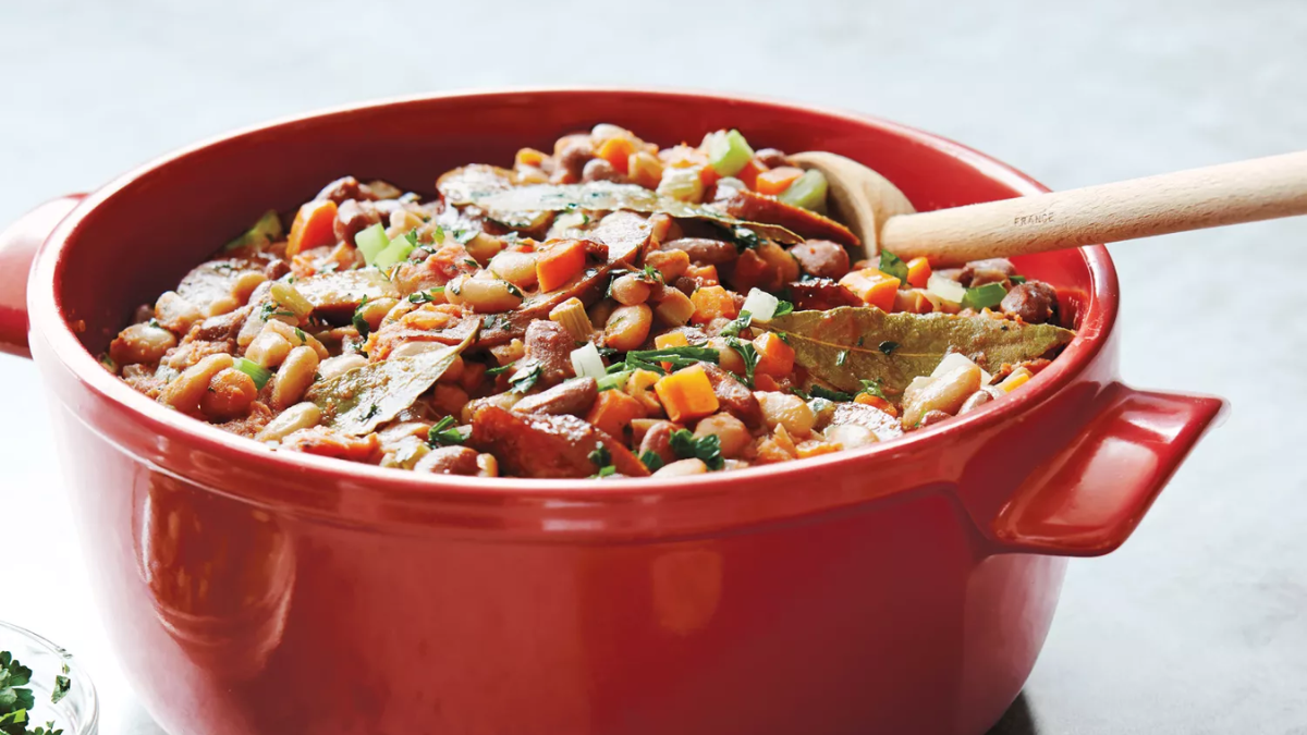 El cassoulet es un plato originario de Francia que lleva ingredientes sencillos, como porotos y carnes. El cassoulet es un plato originario de Francia que lleva ingredientes sencillos, como porotos y carnes.