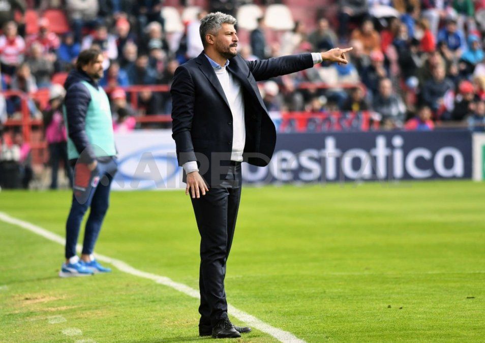 Gustavo Munúa da indicaciones desde la línea de cal en el duelo entre Unión y Tigre, por el Torneo de la LPF.