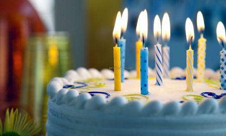 Encargó una torta de cumpleaños y pidió que le escribieran felicidades en japonés y recibió algo insólito Encargó una torta de cumpleaños y pidió que le escribieran felicidades en japonés y recibió algo insólito