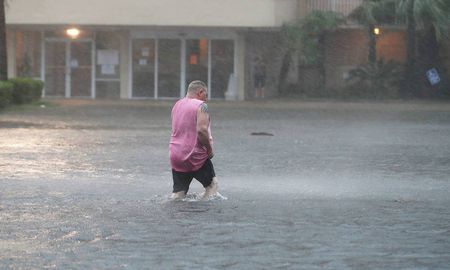 El huracán Sally tocó tierra en la madrugada del miércoles en el estado de Alabama, en la costa sur de Estados Unidos, con previsión de que provoque inundaciones históricas y potencialmente mortales. El huracán Sally tocó tierra en la madrugada del miércoles en el estado de Alabama, en la costa sur de Estados Unidos, con previsión de que provoque inundaciones históricas y potencialmente mortales.