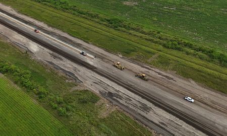 Mientras la gestión del gobernador Pullaro prepara la licitación para un segundo tramo, continúa con los trabajos para reparar más de 37 kilómetros de la Ruta 1 en el departamento San Javier. Mientras la gestión del gobernador Pullaro prepara la licitación para un segundo tramo, continúa con los trabajos para reparar más de 37 kilómetros de la Ruta 1 en el departamento San Javier.