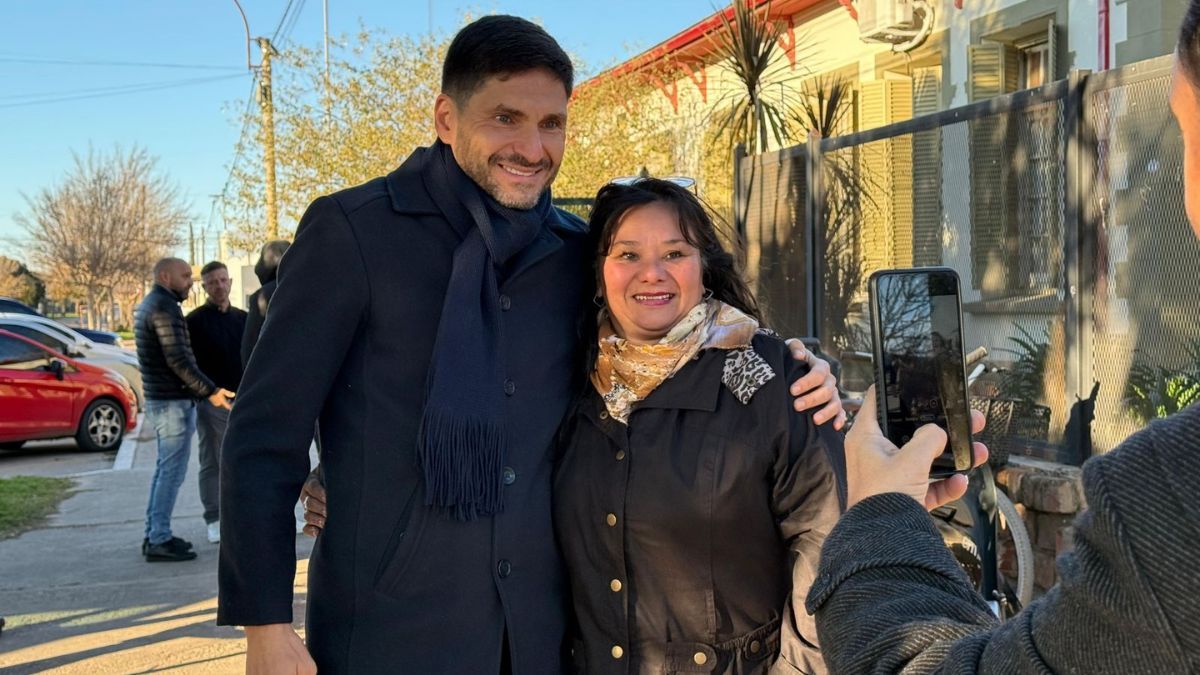 Pullaro destacó la normalidad de los comicios en toda la provincia y valoró la participación ciudadana desde temprano, pese al frío de la mañana. Pullaro destacó la normalidad de los comicios en toda la provincia y valoró la participación ciudadana desde temprano, pese al frío de la mañana.