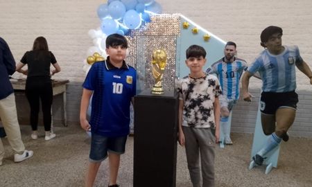 Cientos de santafesinos se fotografiaron y disfrutaron de la Copa del Mundo en Santa Fe Cientos de santafesinos se fotografiaron y disfrutaron de la Copa del Mundo en Santa Fe