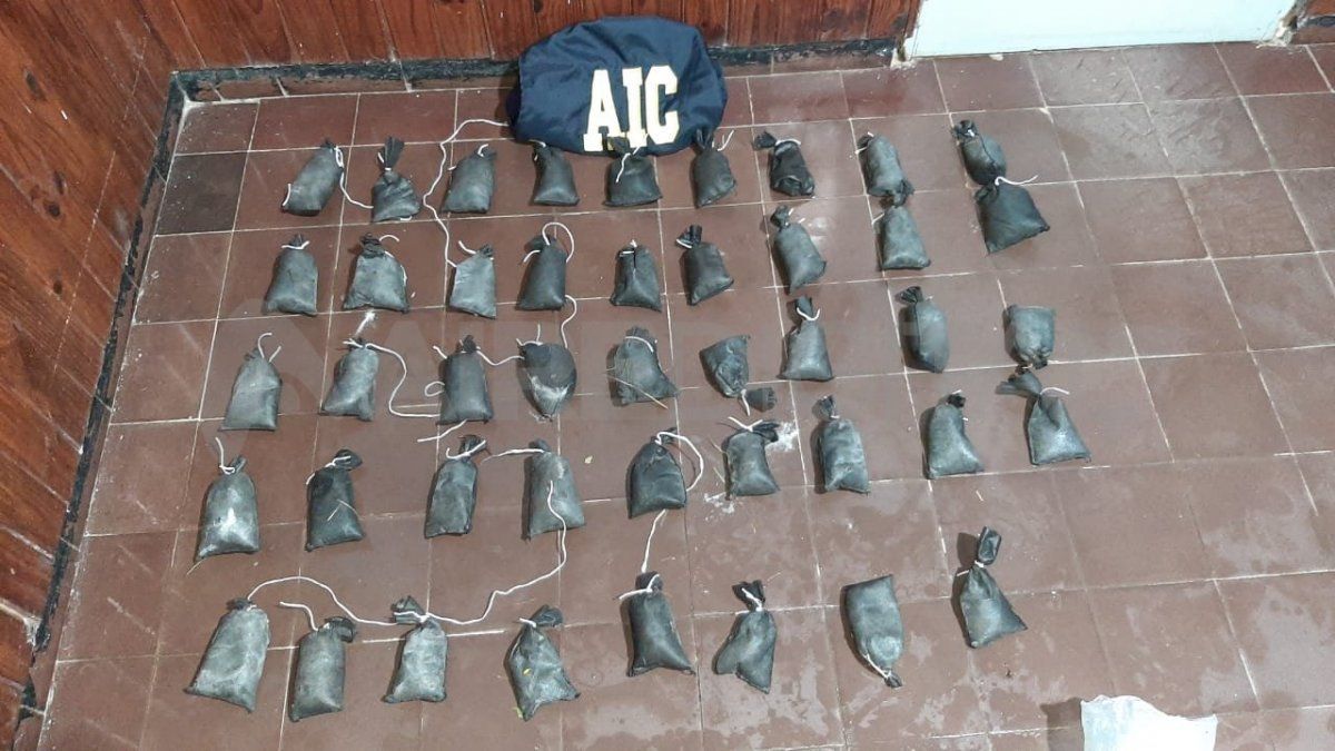 La sustancia estaba dentro de envoltorios atados con hilo blanco.&nbsp;