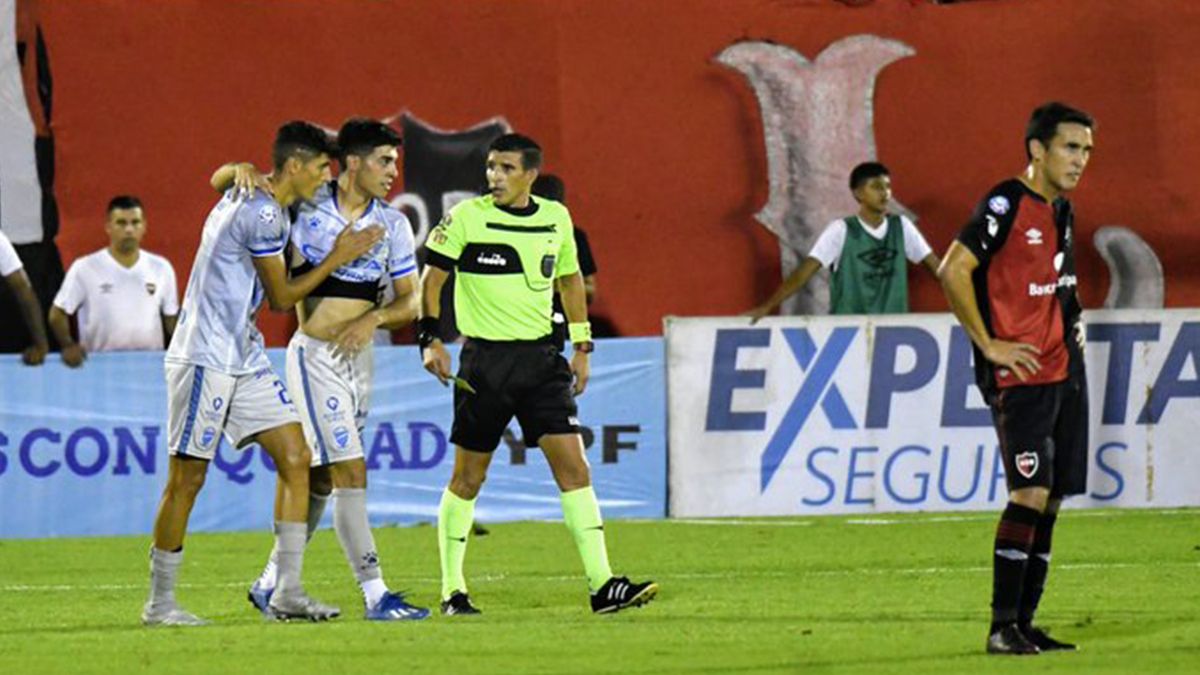 Godoy Cruz ganó en Rosario y, por dos goles, quedó último en la Superliga por debajo de Colón