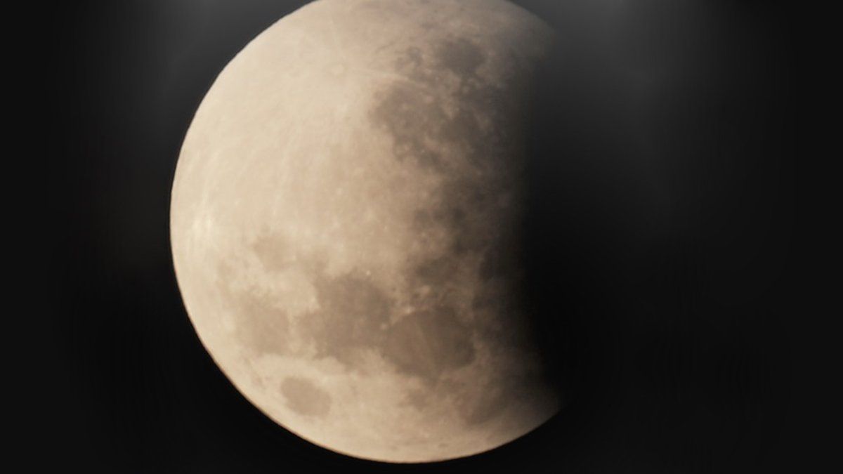 Eclipse parcial de luna 19-11-2021 desde la ciudad de Santa Fe. Hora:04:26.