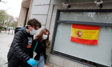 Una bandera de España que dice: Animo España, juntos lo conseguiremos. España exhibe muestras de aliento en todas sus calles. Una bandera de España que dice: Animo España, juntos lo conseguiremos. España exhibe muestras de aliento en todas sus calles.