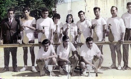 En sus 80 años, Regatas Coronda brilló y consiguió con el tenis criollo logros deportivos a nivel nacional. En sus 80 años, Regatas Coronda brilló y consiguió con el tenis criollo logros deportivos a nivel nacional.