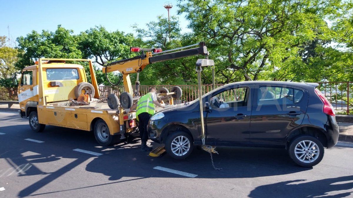 Una grúa removió el coche antes de las 9 de la mañana.