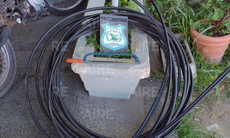 Personal del comando radioeléctrico encontró al joven robando cables en barrio San José. Personal del comando radioeléctrico encontró al joven robando cables en barrio San José.
