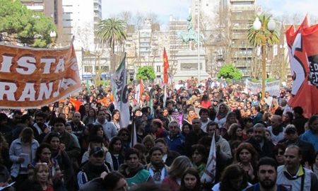 Los docentes públicos de Rosario rechazaron la propuesta del Gobierno. Los docentes públicos de Rosario rechazaron la propuesta del Gobierno.