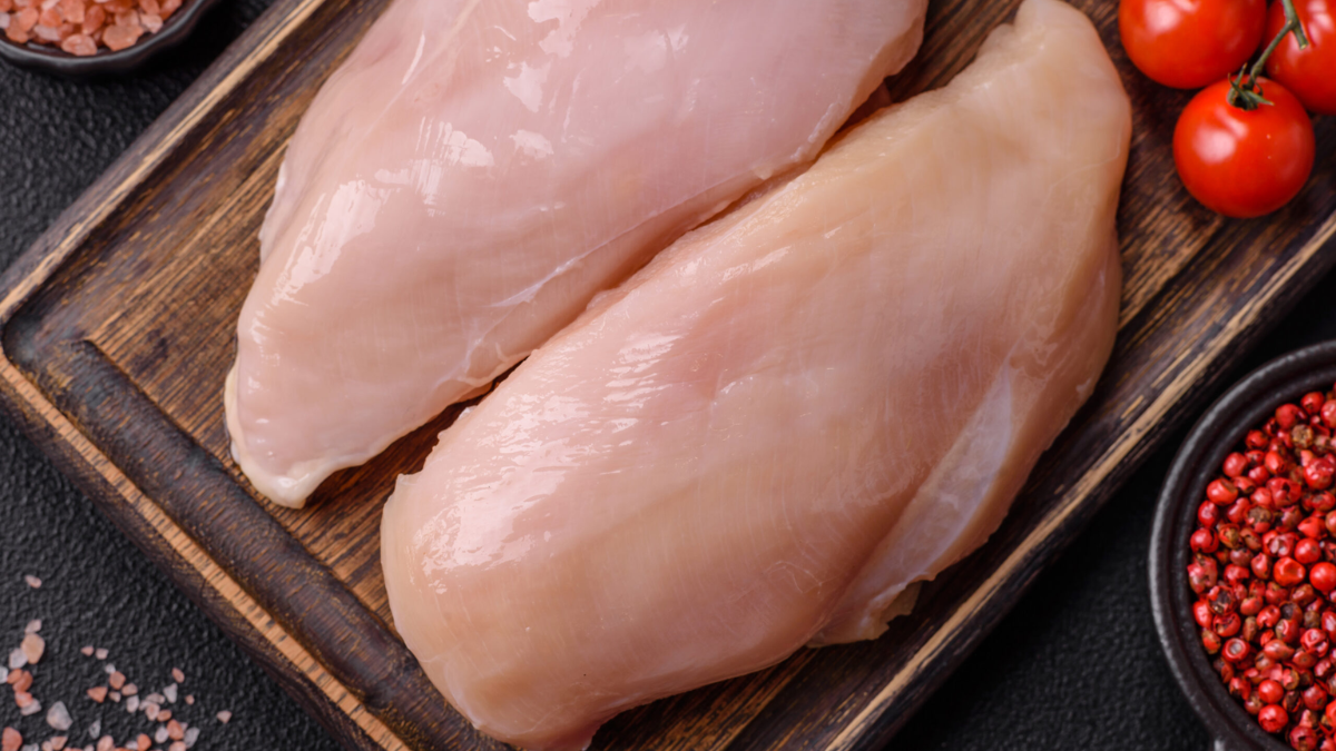 Preparando pechugas de pollo para cocinar. Preparando pechugas de pollo para cocinar.