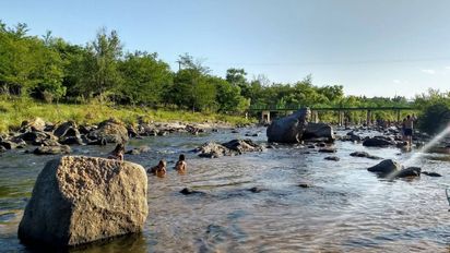 Escapada a Córdoba, el pueblo con playas de arena y agua cristalina a un paso de la ciudad