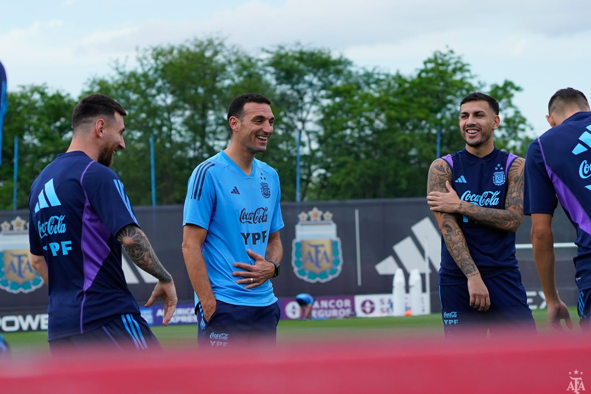 La Selección Argentina entrena previo al viaje a Brasil. La Selección Argentina entrena previo al viaje a Brasil.