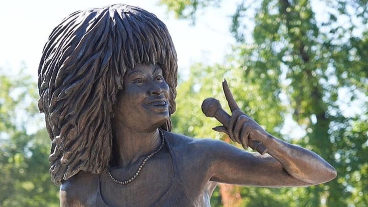 El monumento de casi tres metros, inaugurado durante las Jornadas del Patrimonio de Tina Turner, rinde homenaje a la infancia y legado de la cantante. El monumento de casi tres metros, inaugurado durante las Jornadas del Patrimonio de Tina Turner, rinde homenaje a la infancia y legado de la cantante.
