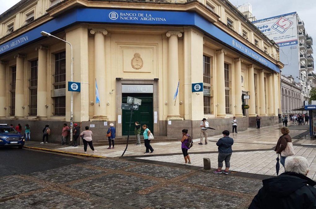 El Banco Nación de Paraná cerró sus puertas este lunes ante la aparición de un caso sospechoso. 
