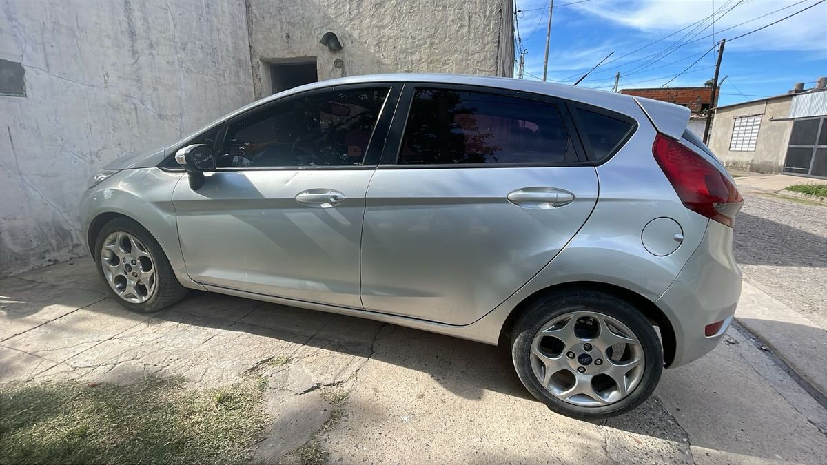 El auto que pertenece a la familia y en el que había escapado el ladrón. El auto que pertenece a la familia y en el que había escapado el ladrón.