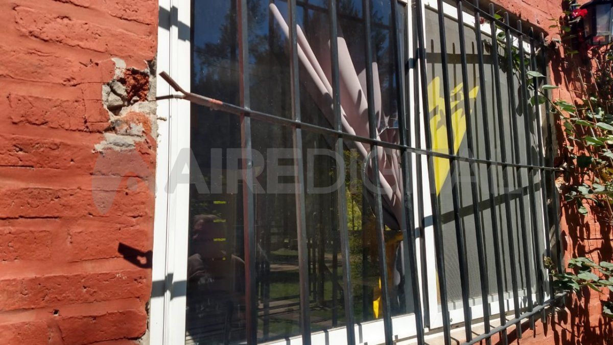 Delincuentes arrancaron una reja, rompieron la ventana y entraron a robar a una cuadra de la ruta provincial N° 1