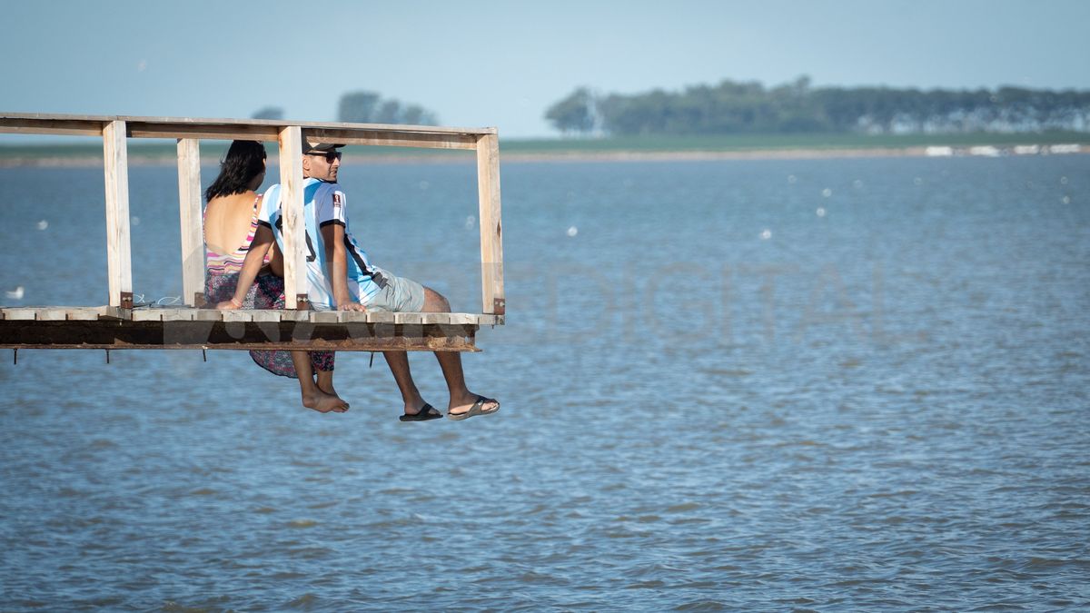 Turistas y locales disfrutan diariamente del paisaje en la laguna El Chañar Turistas y locales disfrutan diariamente del paisaje en la laguna El Chañar
