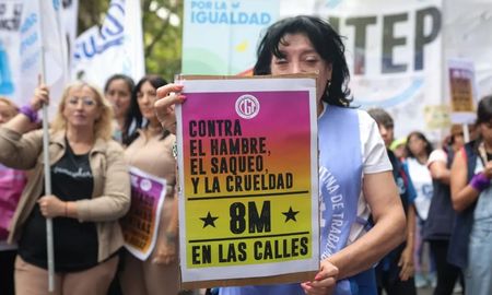 Este 8M el movimiento feminista haya decidido poner el foco en la situación económica bajo el lema Abajo la reforma: no a la precarización de la vida. Este 8M el movimiento feminista haya decidido poner el foco en la situación económica bajo el lema Abajo la reforma: no a la precarización de la vida.