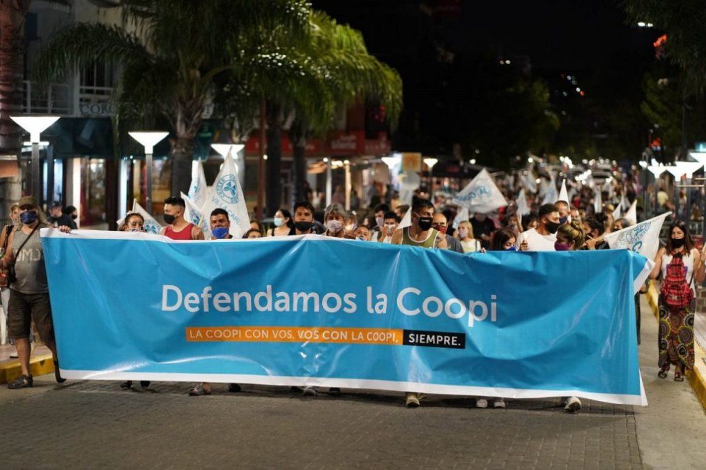 El conflicto con el municipio de Villa Carlos Paz está centrado en la decisión de Gómez Gesteira de municipalizar el servicio de suministro de agua potable y no renovar la concesión de la cooperativa.