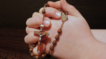 Guía completa: cómo rezar el Santo Rosario paso a paso