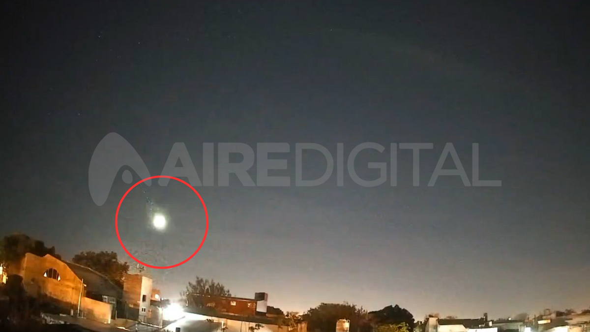 Las cámaras del Centro de Monitoreo Meteorológico y Climático SAT capturaron un bólido en el cielo de la ciudad de Rosario.