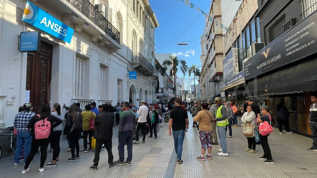 La mayoría de las personas que realizan la fila para acceder al beneficio de Anses vive de changas y trabajo no registrado.