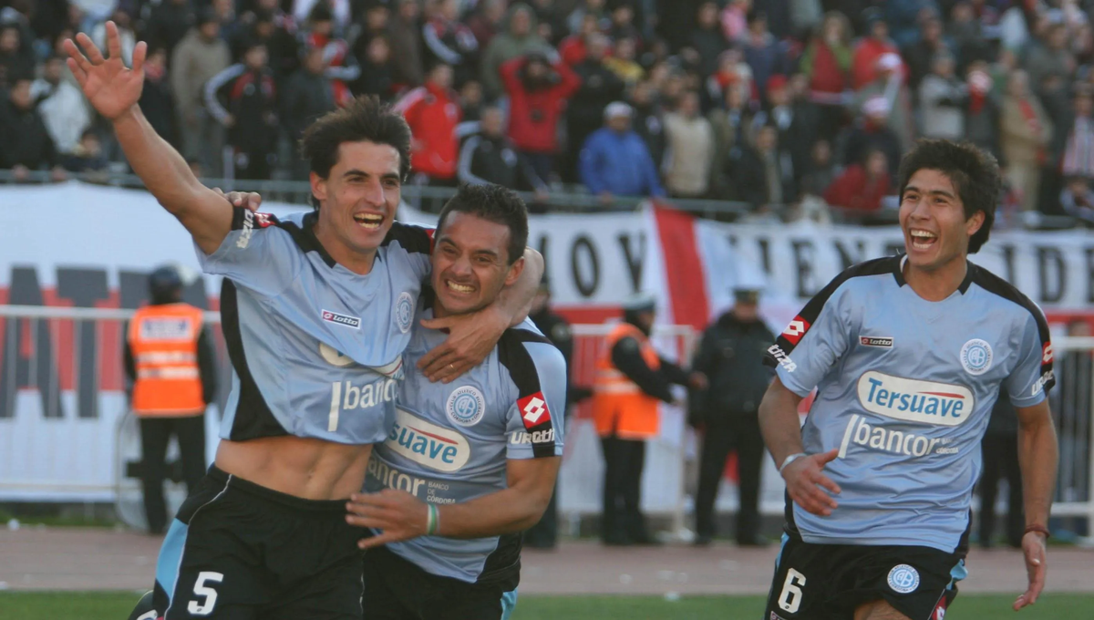 César Peryra debutó en Unión, mandó al descenso a River siendo hincha de Boca y ahora juega en la Liga Esperancina. César Peryra debutó en Unión, mandó al descenso a River siendo hincha de Boca y ahora juega en la Liga Esperancina.