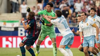 Escándalo en España: exjugador de Boca fue expulsado, explotó y le pegó una piña a un rival