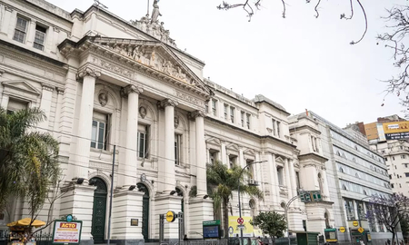 Un estudiante falleció mientras esperaba para rendir un examen presencial. Un estudiante falleció mientras esperaba para rendir un examen presencial.