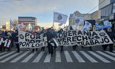 Gremios de la CGT y la CTA llevarán adelanto la medida de fuerza el 21 de mayo. Gremios de la CGT y la CTA llevarán adelanto la medida de fuerza el 21 de mayo.