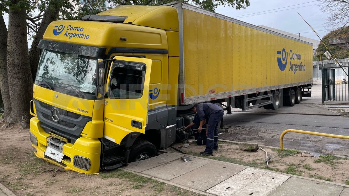Traslado de urnas accidentado: un camión de Correo Argentino enterró su cabina en un desagüe