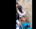destapo una botella de vino en la arena y se hizo viral