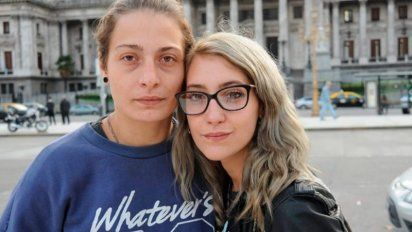 El viernes dan el fallo a la mujer que besaba a su esposa y fumaba en la estación Constitución