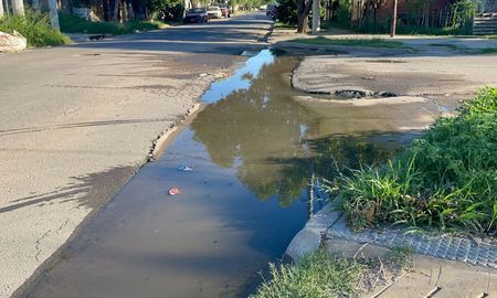 Desbordes cloacales en Necochea al 8100, en barrio Coronel Dorrego. Desbordes cloacales en Necochea al 8100, en barrio Coronel Dorrego.
