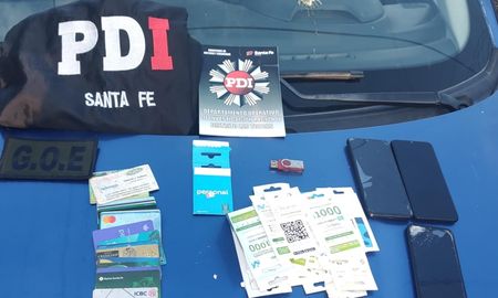 A los investigados, la policía le secuestraron celulares y varias tarjetas de crédito y débito. A los investigados, la policía le secuestraron celulares y varias tarjetas de crédito y débito.