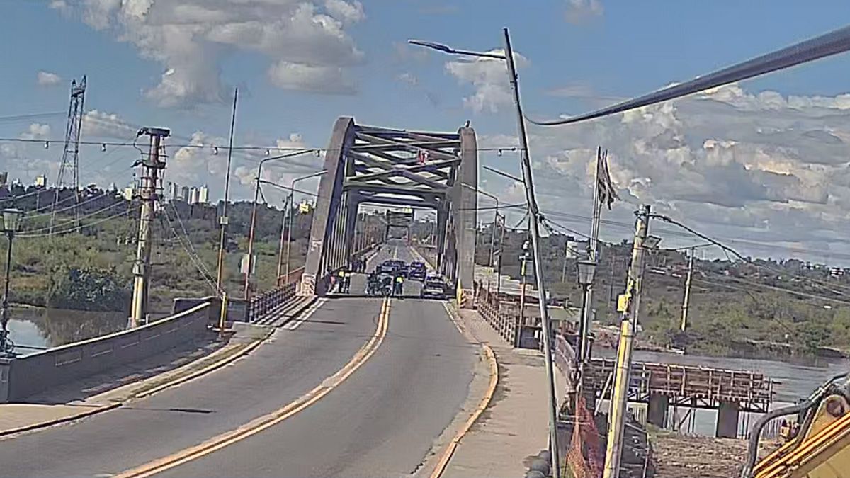 El tránsito sobre el Puente Carretero se mantuvo cortados en ambas manos durante dos horas por un operativo de rescate.