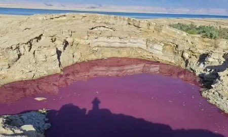 Misterio en el mar Muerto: un brazo se tiñó de rojo y no encuentran explicación Misterio en el mar Muerto: un brazo se tiñó de rojo y no encuentran explicación